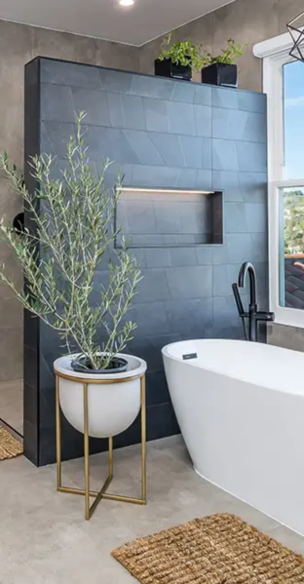 calabasas_cabinets_bathroom_blacktile_chendelier