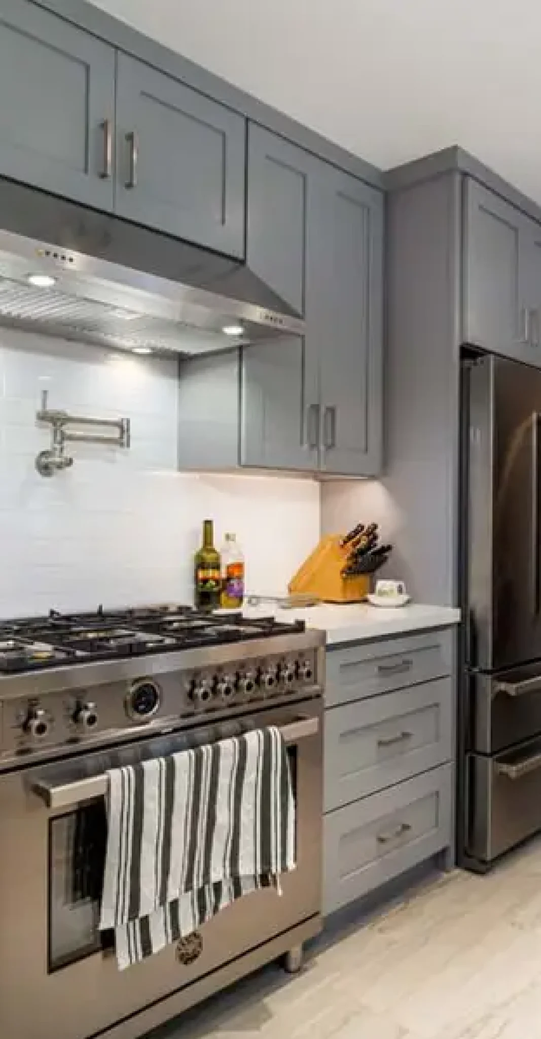 hollywood_beachwood_kitchen_modern_classic_gray_cabinets